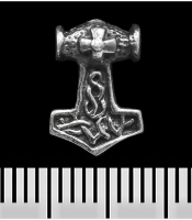 Серьга-гвоздик Молот Тора с узором (серебро, 925 проба) (st-002)