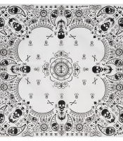 Бандана Черепа черные с узорами на белом фоне