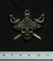 Кулон Череп пирата с саблями