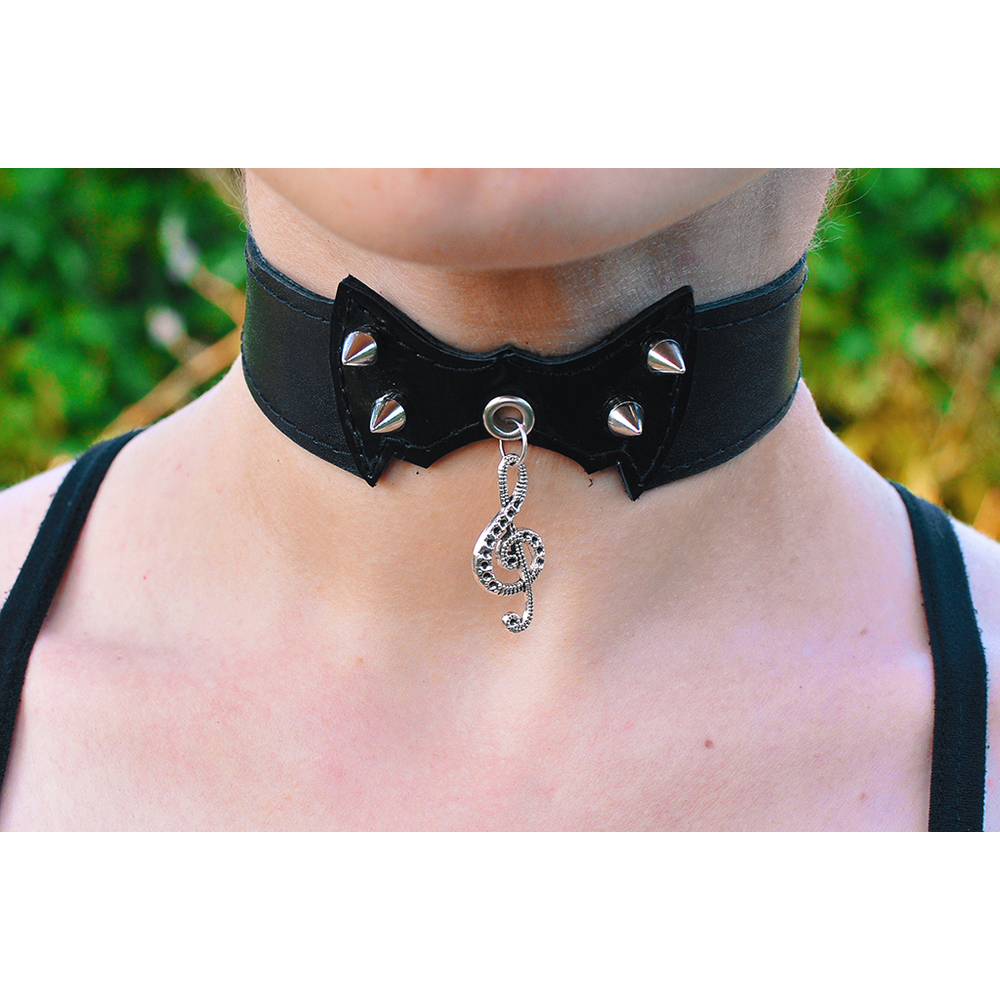 Кожаный чокер (ar-004) с кулоном Скрипичный ключ с узором (серебряный цвет)