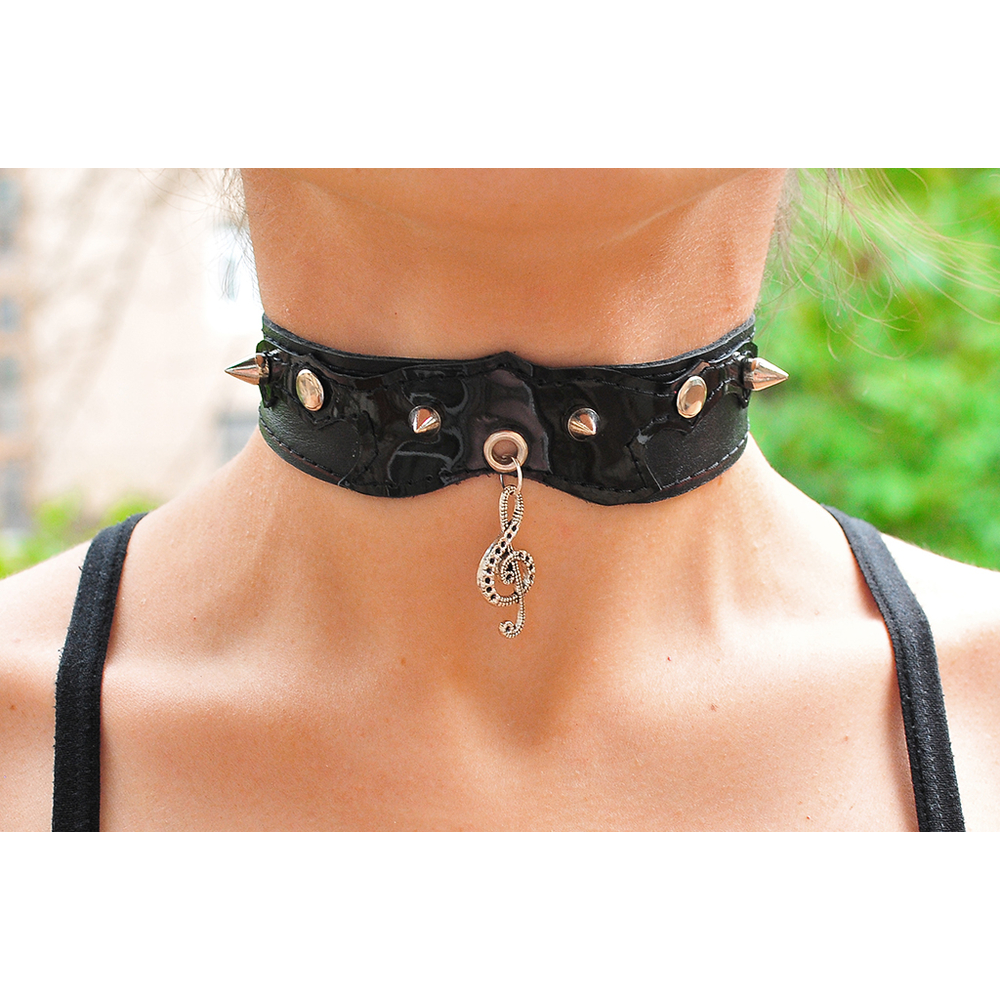 Кожаный чокер (ar-006) с кулоном Скрипичный ключ с узором (серебряный цвет)