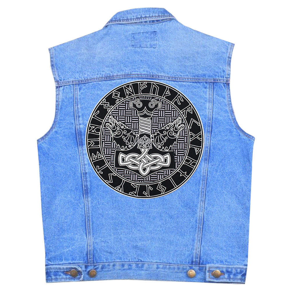 Нашивка наспинна Молот Тора з вовками в рунічному колі Нашивка наспинна Молот Тора з вовками в рунічному колі