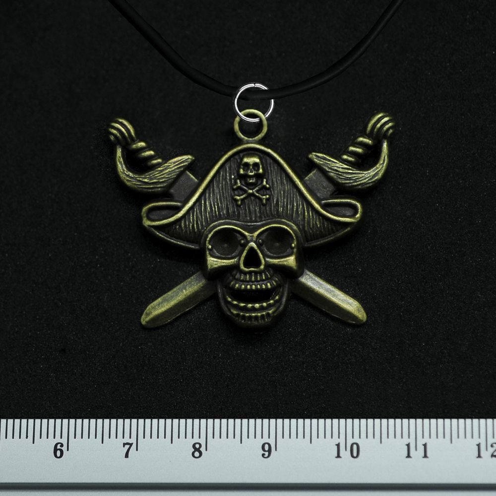 Кулон Череп пирата с саблями